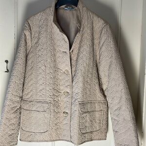 Ladies jacket. Beige lightly lined. Size large. Denver Hayes